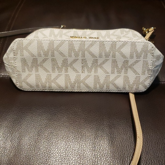 Michael Kor Large Leather Dome Crossbody - Picture 5 of 8